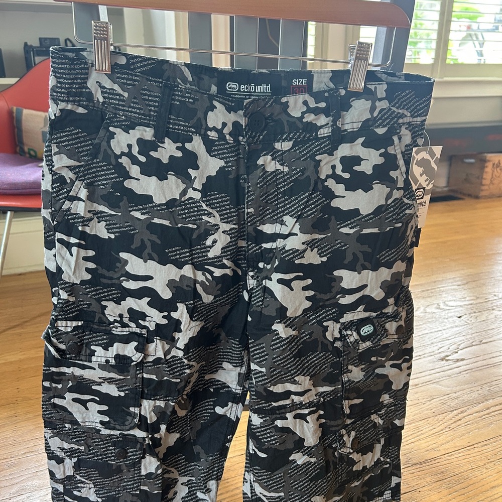 ECKŌ Unlimited Black and Gray Camo Cargo Shorts M 30 NWT